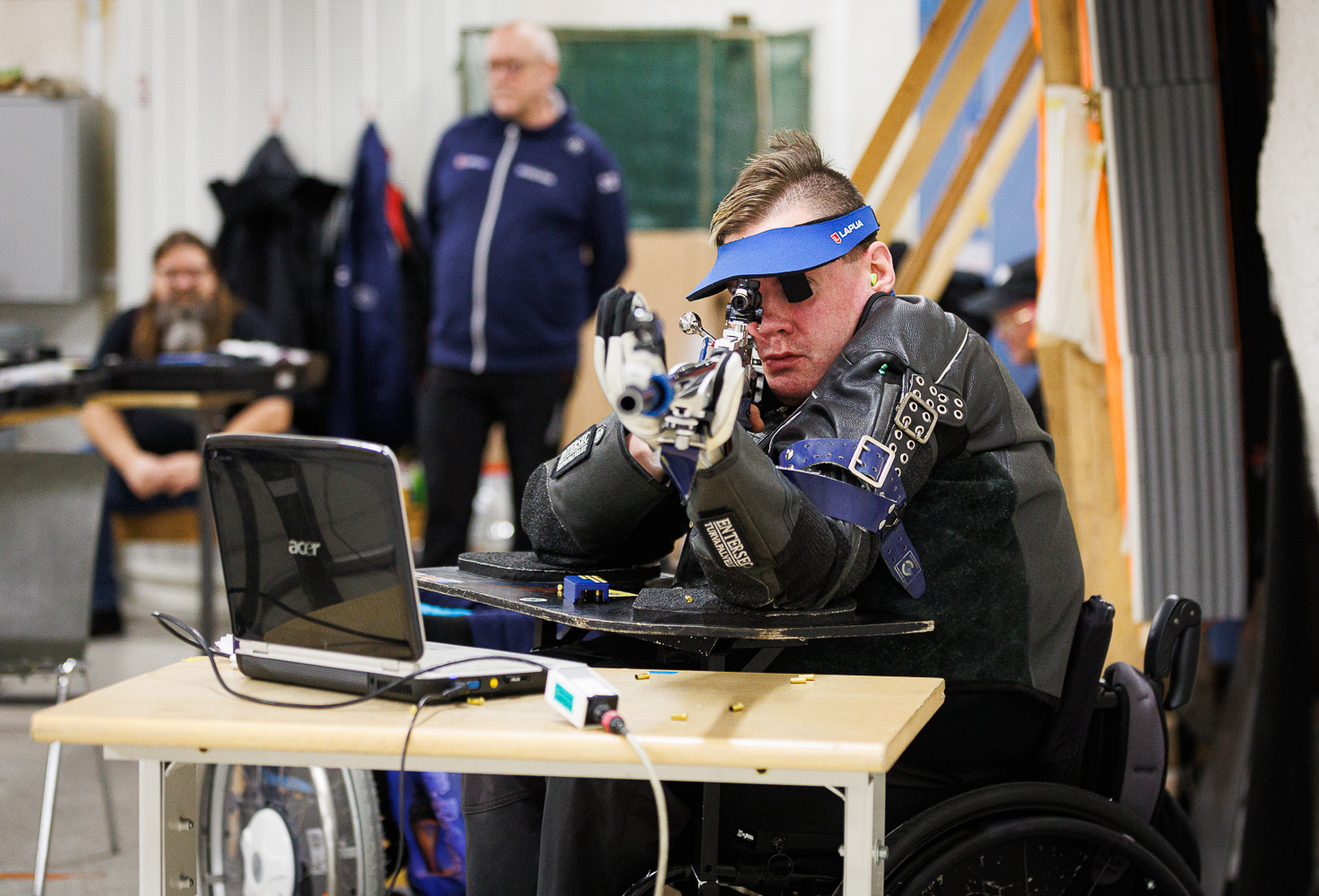 Kuvassa kivääriampuja ampuu tuelta